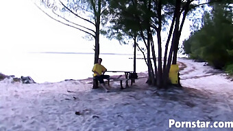 El Coño Al Aire Libre De Ivana Bianchi Juega Con Una Gran Polla