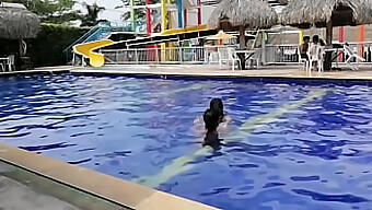 ¡hermosa Morena De 18 Años Recibe Sexo Oral Y Penetración En La Piscina!