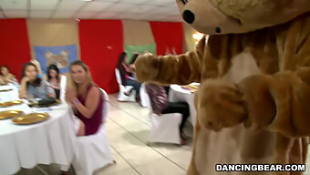 เข้าร่วมเทศกาลและเต้นรํากับ Dancing Bear ที่มีชื่อเสียง! (Db9822)