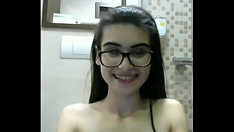 Piccola Adolescente Italiana Si Masturba In Webcam