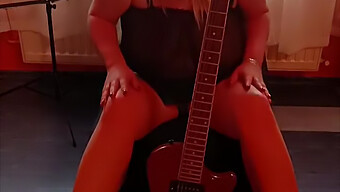 Sarışın Milf'In Gitarı Ve Şımartıcılarıyla Solo Oyun Zamanı