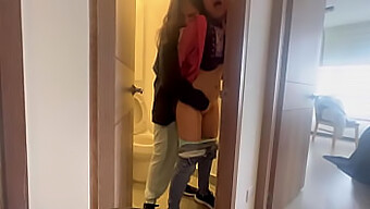 Deux Amantes Lesbiennes Explorent Leur Sexualité Lors D'Une Rencontre Torride Dans La Salle De Bain.