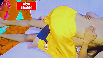 펀잡 핫티 Riya Bhabhi가 그녀의 애인과 키니한 섹스를 즐기는 이 핫한 비디오