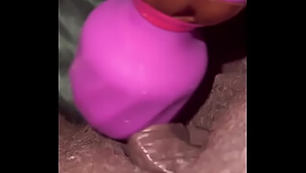 Mila J Experimenteert Met Een Nieuwe Wandvibrator Voor Zelfgenoegzaamheid