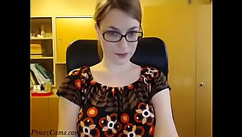 Glasse Dragende Nerdy Meid Stript En Danst Naakt Voor De Webcam