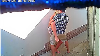 Vídeo Caseiro Captura Casal Se Envolvendo Em Sexo Público