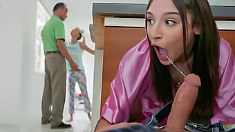 Abella Danger Dan Teman-Teman Melakukan Threesome Di Rumah Orang Tua.