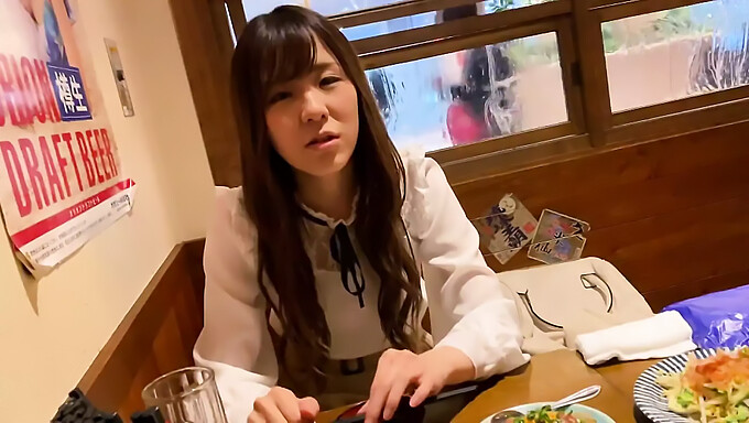 Mashiro เล่นหัวนมและอมควย: ประสบการณ์ฮาร์ดคอร์ครั้งแรกของเธอ