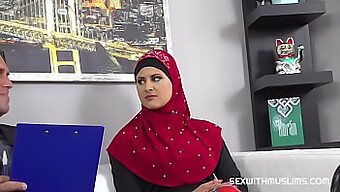 Profesionál V Oboru Práva Je Spokojen S Kvalitou Intimní Oblasti Muslima.