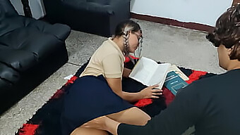 Ajudo Minha Amiga Virgem Com Seus Estudos, Mostrando A Ela Como Se Dar Prazer