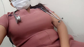 Mujer Madura Se Pone Traviesa En El Trabajo Y Muestra Sus Tetas Naturales