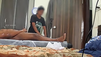 Surpresa De Spa Garota Doce E Inocente Com O Pequeno Pênis Preto.