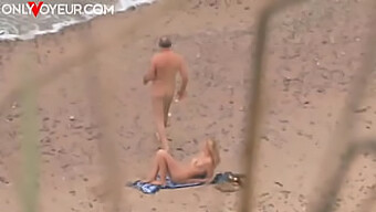 Tonton Lelaki Matang Berhubungan Seks Dengan Seorang Wanita Di Pantai Dalam Video Tegar Ini