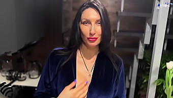 Brunetka Milf Uwodzi Jazdą Na Kowboja I Ręczną Robotą.