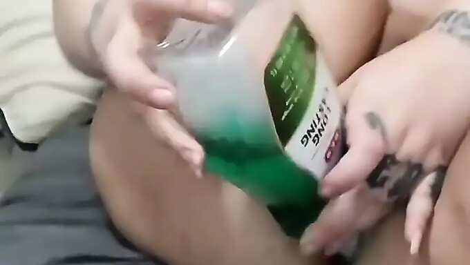 Eksperimen Anal Ekstrem Seorang Milf Dengan Botol Obat Kumur.