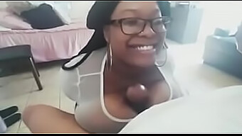 Vídeo Casero De Las Habilidades De Tetas Y Pajas Con Las Tetas Grandes De Mi Esposa