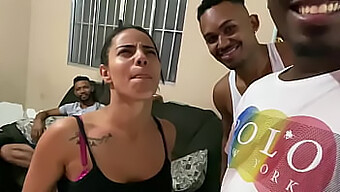 ブラジルのマトロンと3人のエボニー男性が激しい異人種間の出会いに参加します。