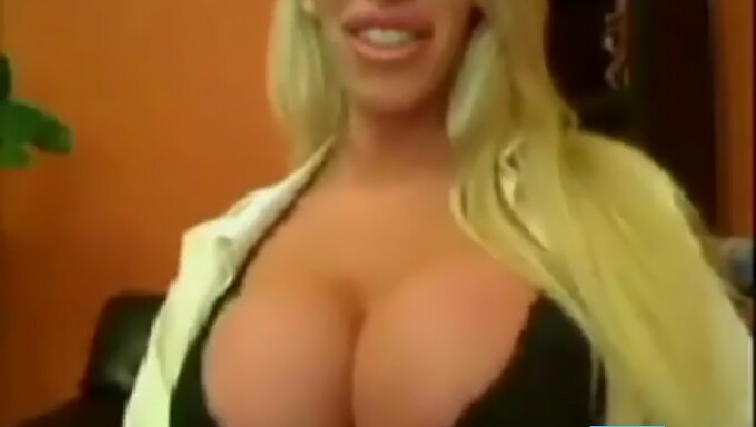 Amateur Webcam: Big Tits And Big Boobs