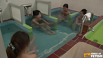 Les Filles Asiatiques Deviennent Humides Et Sauvages Dans Cette Scène De Douche Chaude