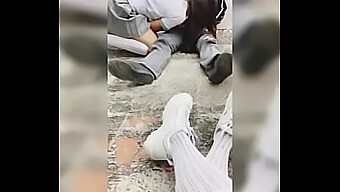 Gadis-Gadis Kolej Seksi Terlibat Dalam Threesome Panas Dengan Seorang Lelaki Di Bilik Asrama