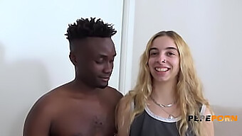 Prima Experiență A Tinerei Adolescente Europene Irina Love Cu Un Penis Negru Mare