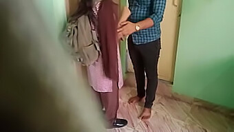 Jeune Femme Au Foyer Indienne Et Étudiants Dans Une Session De Sexe De Groupe Sauvage