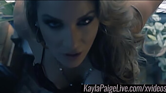 Kayla Paige Předvádí Svou Sólovou Striptýzovou Show S Intenzivním Prstokladem