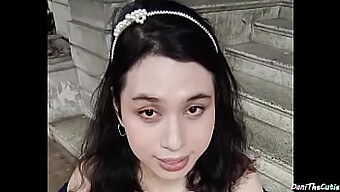 美丽的棕发变性人danithecutie在户外展示她的大胸和在浴室里的屁股。