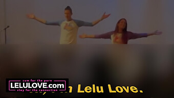 热情的情侣分享他们首次成人现场表演的刺激 - Lelu Love