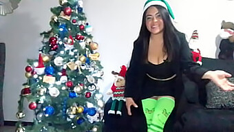 Une Belle Femme Avec Un Super Cul Et De Gros Seins Naturels Est Le Grinch En Mode Sexy.